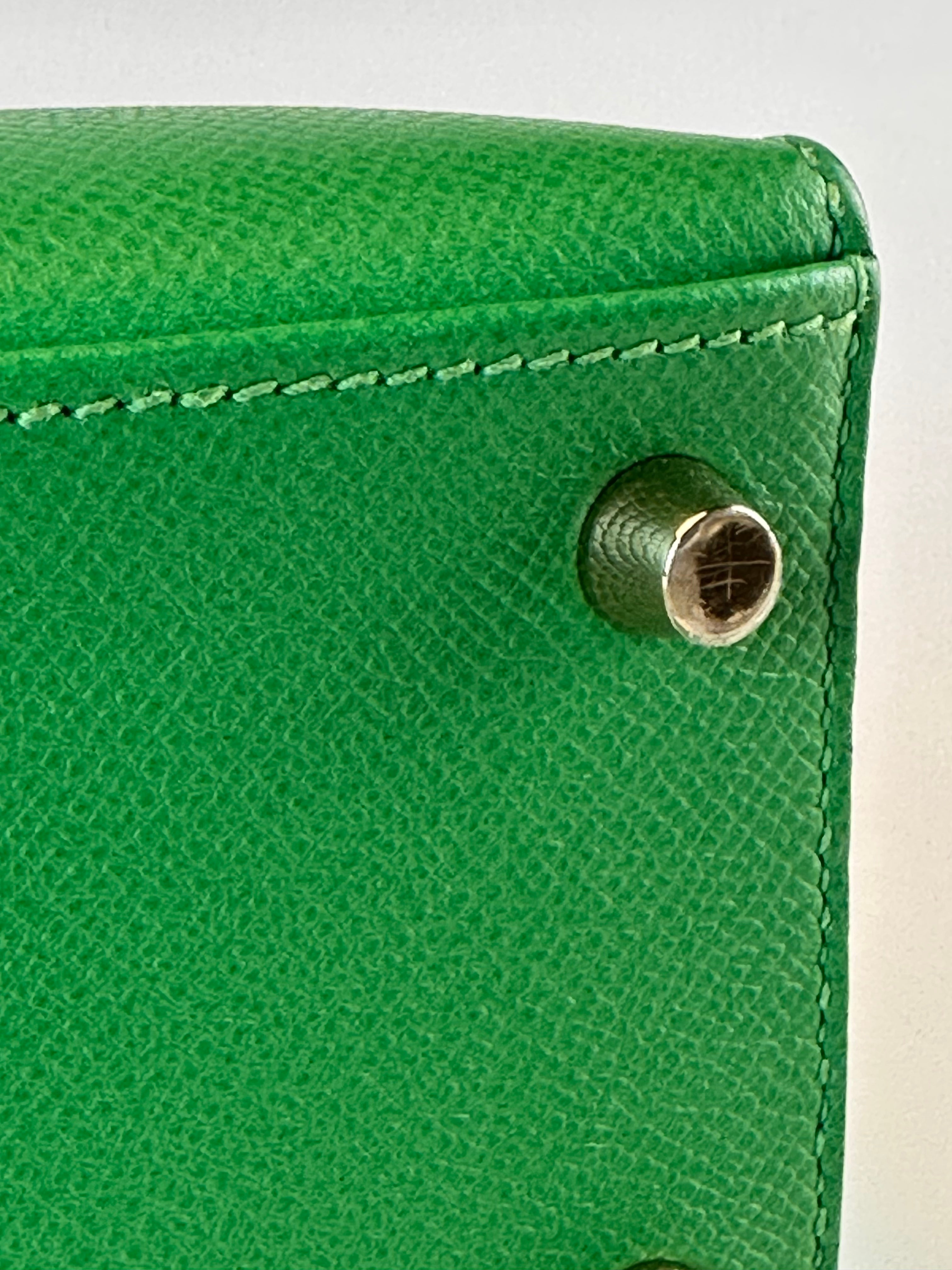 HERMES KELLY 28 EPSON GREEN BAMBOO HANDBAG GOLDEN HARDWARE front close up