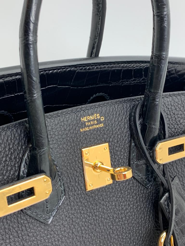 HERMES BIRKIN 25 RETOURNE TOGO BLACK HANDBAG GOLD HARDWARE WITH NILOTICUS CROCODILE FLAP AND HANDLES close up