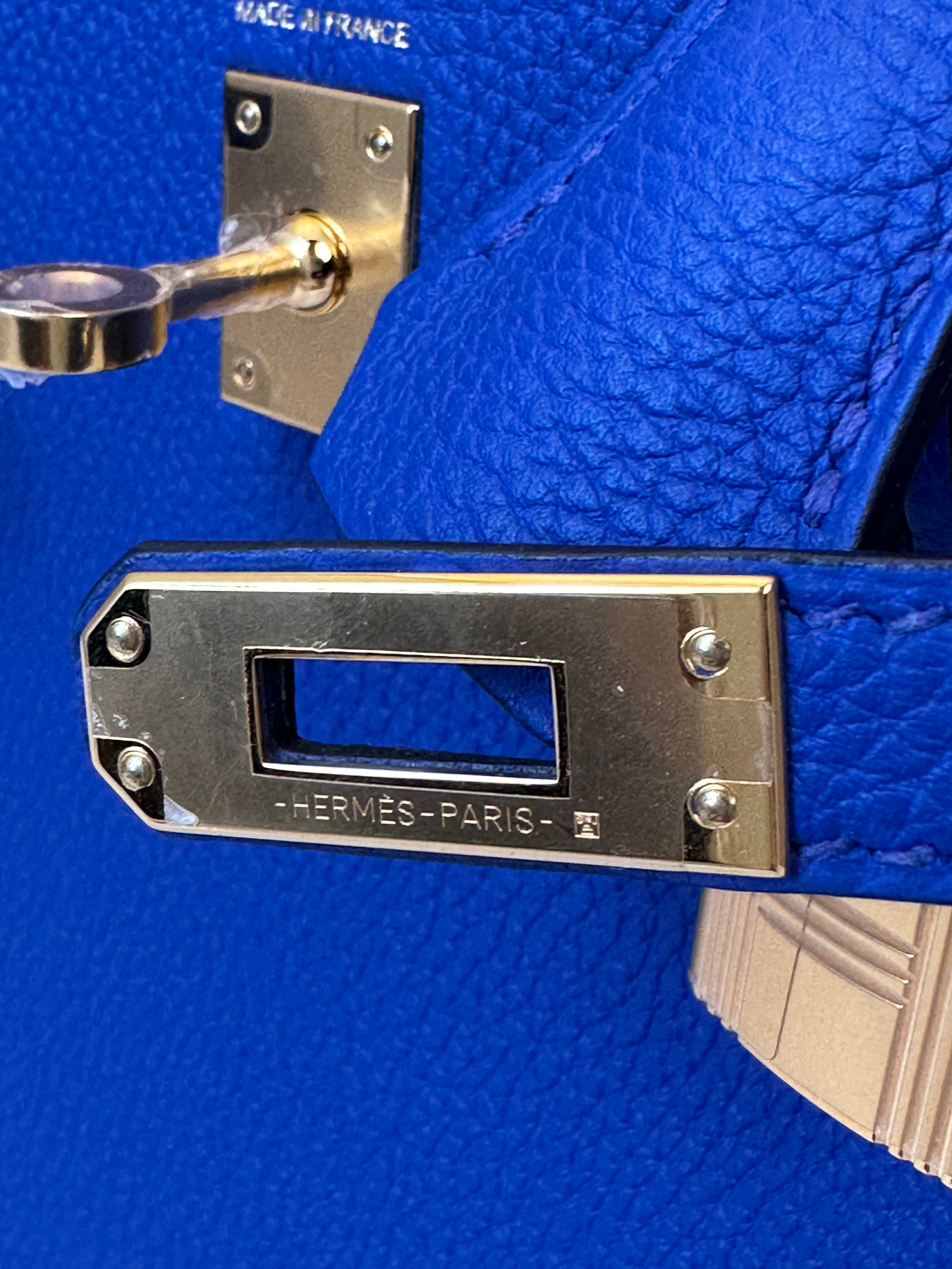 HERMES KELLY 25 TOGO BLUE ROYALE HANDBAG GOLD HARDWARE close up from the locks