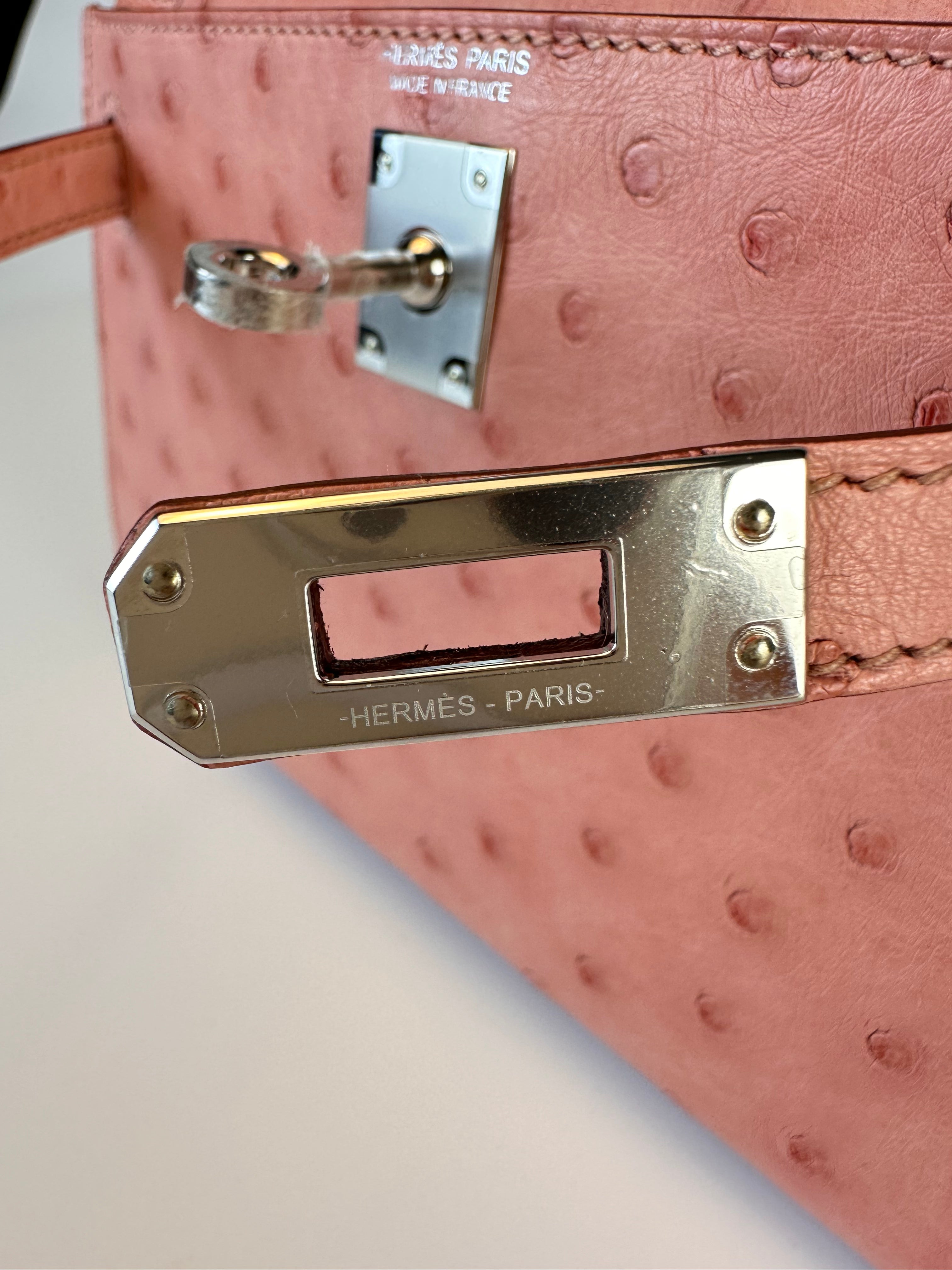 HERMES KELLY 20 OSTRICH SELLIER HANDBAG IN TERRE CUITE WITH PALLADIUM HARDWARE locks close up